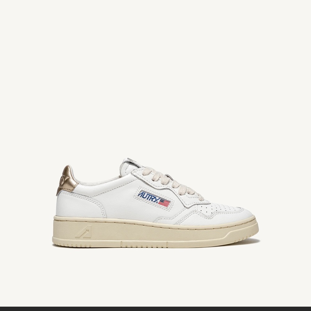 autry medalist low sneaker in leather white/gold, EU size 38